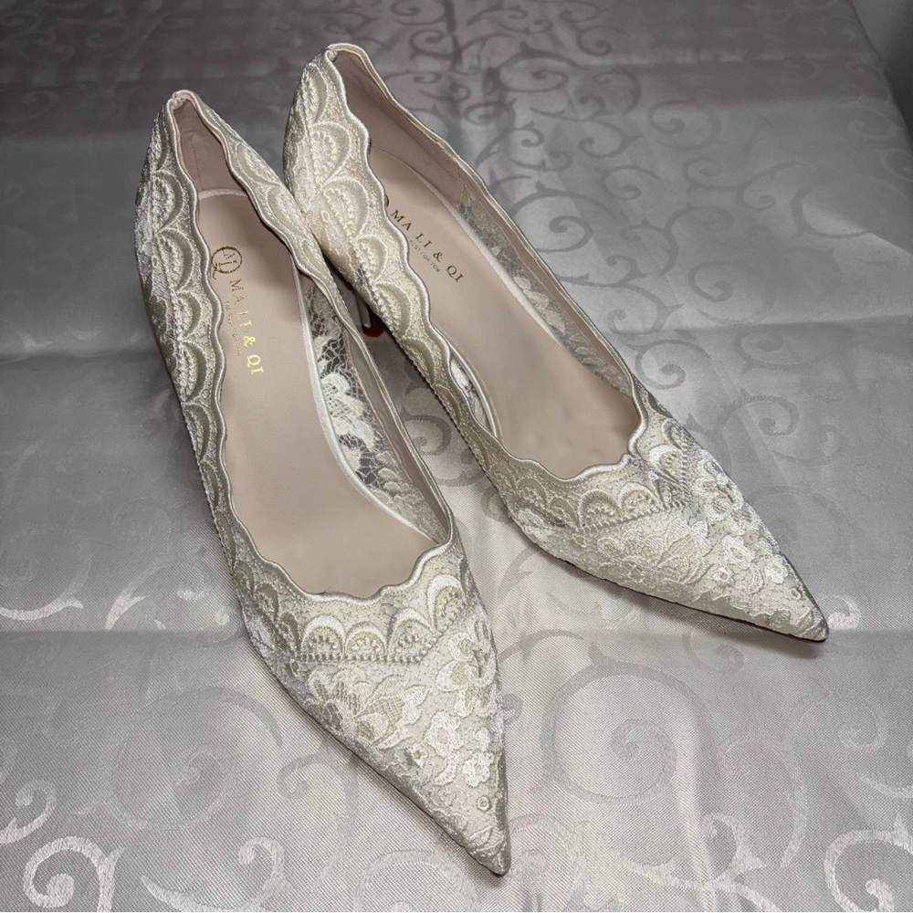 Elegant Lace Heels in Cream